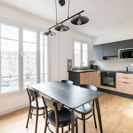 Les Lofts De Saint Clair Un Balcon A Centre Ville, Marche Provencal, 4ch Avec Bureau Et Connexions Wifi Debit, Clim, 5 Smart Tv, 2 Salles D'eau, 2wc, 8 Pax Max, A Pied Apartament