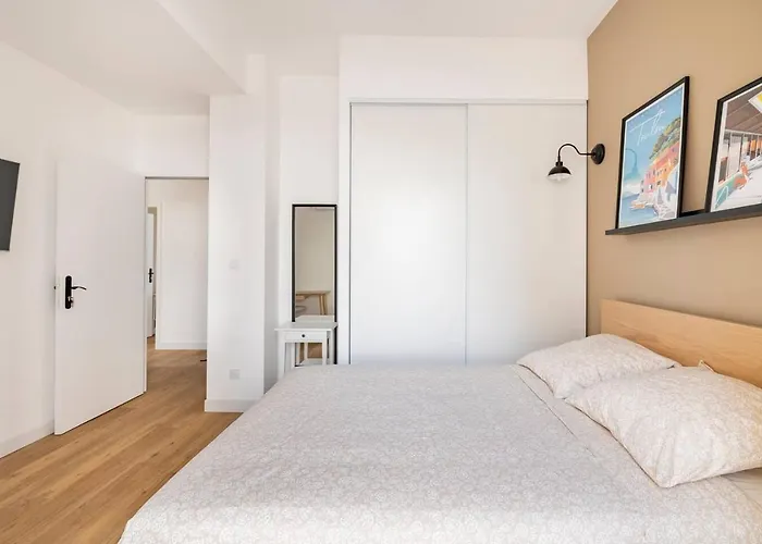 Les Lofts De Saint Clair Un Balcon A Centre Ville, Marche Provencal, 4ch Avec Bureau Et Connexions Wifi Debit, Clim, 5 Smart Tv, 2 Salles D'eau, 2wc, 8 Pax Max, A Pied