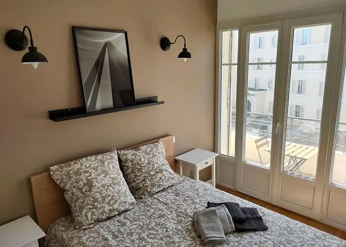 Apartament Les Lofts De Saint Clair Un Balcon A Centre Ville, Marche Provencal, 4ch Avec Bureau Et Connexions Wifi Debit, Clim, 5 Smart Tv, 2 Salles D'eau, 2wc, 8 Pax Max, A Pied Tulon