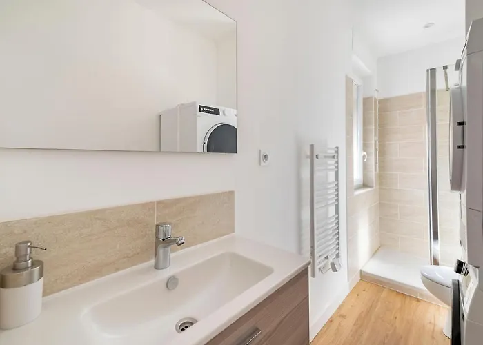 Apartament Les Lofts De Saint Clair Un Balcon A Centre Ville, Marche Provencal, 4ch Avec Bureau Et Connexions Wifi Debit, Clim, 5 Smart Tv, 2 Salles D'eau, 2wc, 8 Pax Max, A Pied