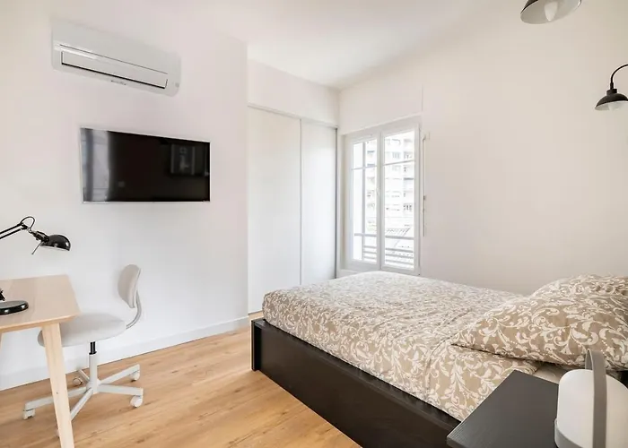 Les Lofts De Saint Clair Un Balcon A Centre Ville, Marche Provencal, 4ch Avec Bureau Et Connexions Wifi Debit, Clim, 5 Smart Tv, 2 Salles D'eau, 2wc, 8 Pax Max, A Pied Tulon