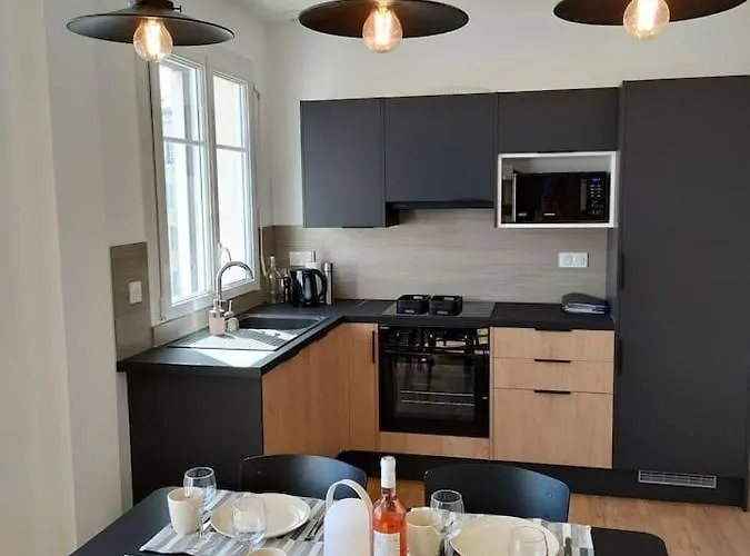 Les Lofts De Saint Clair Un Balcon A Centre Ville, Marche Provencal, 4ch Avec Bureau Et Connexions Wifi Debit, Clim, 5 Smart Tv, 2 Salles D'eau, 2wc, 8 Pax Max, A Pied
