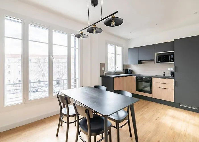 Les Lofts De Saint Clair Un Balcon A Centre Ville, Marche Provencal, 4ch Avec Bureau Et Connexions Wifi Debit, Clim, 5 Smart Tv, 2 Salles D'eau, 2wc, 8 Pax Max, A Pied Apartament
