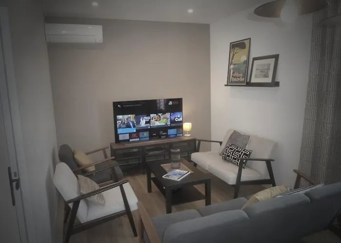 Apartament Les Lofts De Saint Clair Un Balcon A Centre Ville, Marche Provencal, 4ch Avec Bureau Et Connexions Wifi Debit, Clim, 5 Smart Tv, 2 Salles D'eau, 2wc, 8 Pax Max, A Pied Tulon